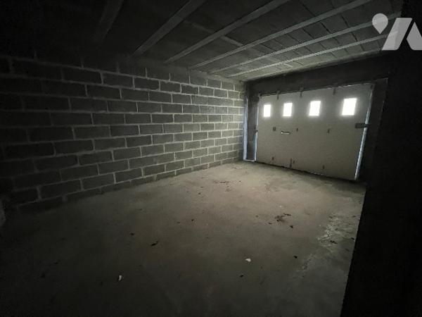 Maison d’habitation située en centre ville, avec salle, cuisine, 3 chambres, salle d'eau, garage.