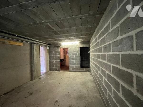 Maison d’habitation située en centre ville, avec salle, cuisine, 3 chambres, salle d'eau, garage.