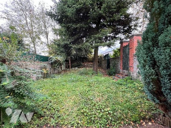 Maison d’habitation située en centre ville, avec salle, cuisine, 3 chambres, salle d'eau, garage.