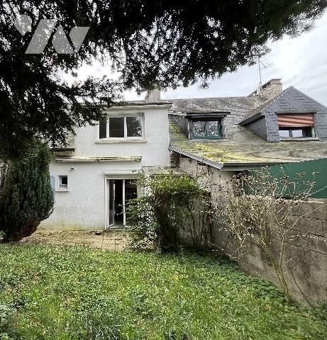 Maison d’habitation située en centre ville, avec salle, cuisine, 3 chambres, salle d'eau, garage.