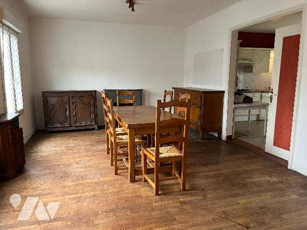 Maison d’habitation située en centre ville, avec salle, cuisine, 3 chambres, salle d'eau, garage.