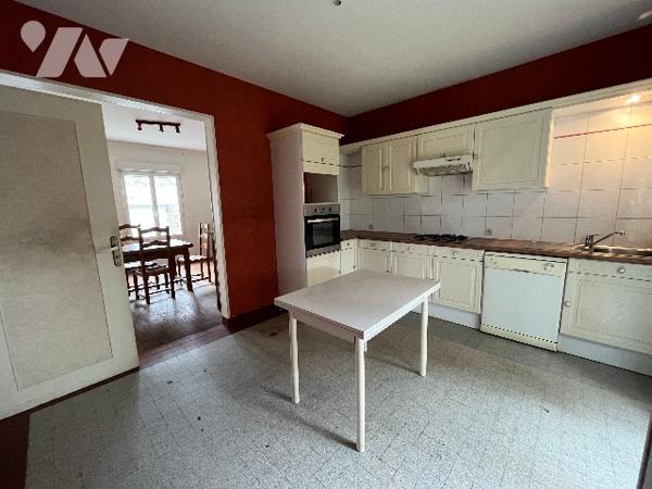 Maison d’habitation située en centre ville, avec salle, cuisine, 3 chambres, salle d'eau, garage.