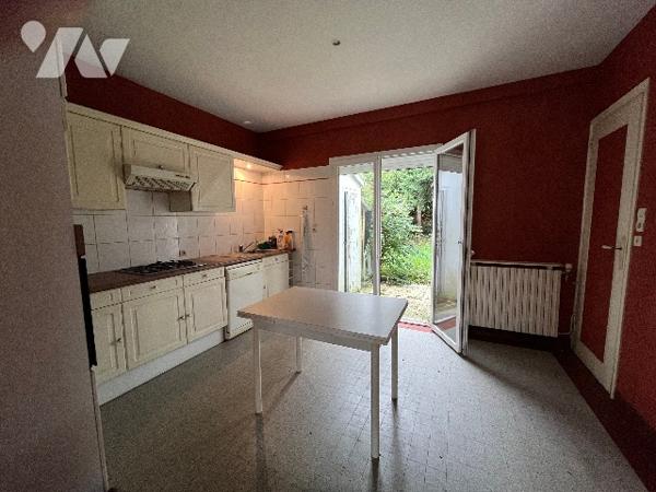 Maison d’habitation située en centre ville, avec salle, cuisine, 3 chambres, salle d'eau, garage.