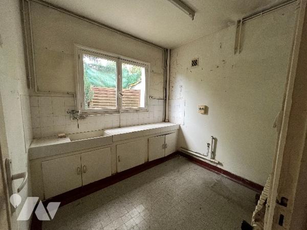 Maison d’habitation située en centre ville, avec salle, cuisine, 3 chambres, salle d'eau, garage.