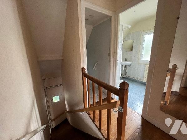 Maison d’habitation située en centre ville, avec salle, cuisine, 3 chambres, salle d'eau, garage.