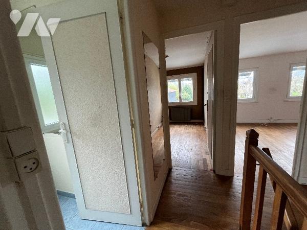 Maison d’habitation située en centre ville, avec salle, cuisine, 3 chambres, salle d'eau, garage.