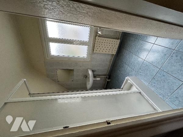 Maison d’habitation située en centre ville, avec salle, cuisine, 3 chambres, salle d'eau, garage.