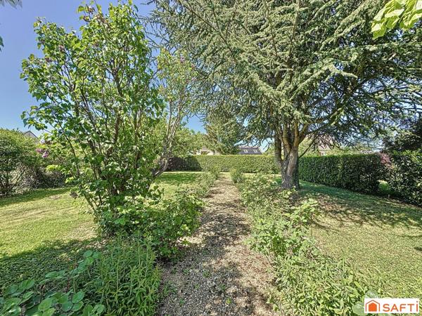 Idéalement située à qq minutes de Sens et sa gare