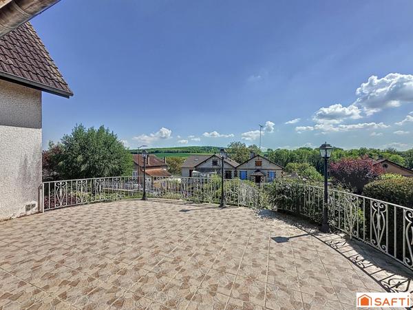 Idéalement située à qq minutes de Sens et sa gare