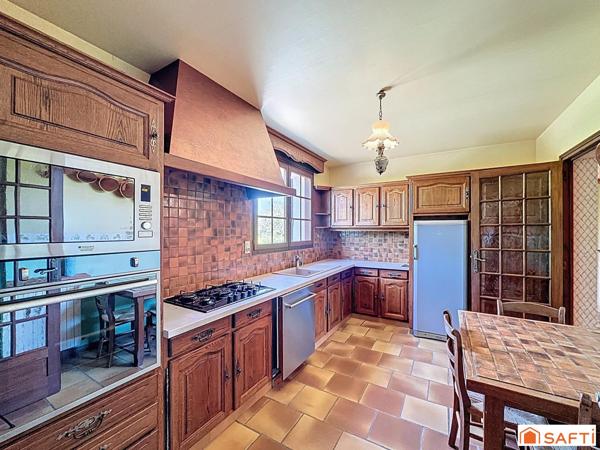 Idéalement située à qq minutes de Sens et sa gare