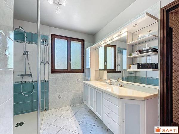 Idéalement située à qq minutes de Sens et sa gare