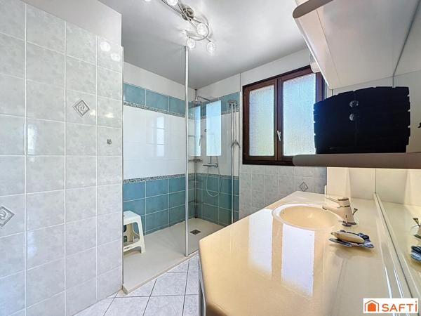 Idéalement située à qq minutes de Sens et sa gare