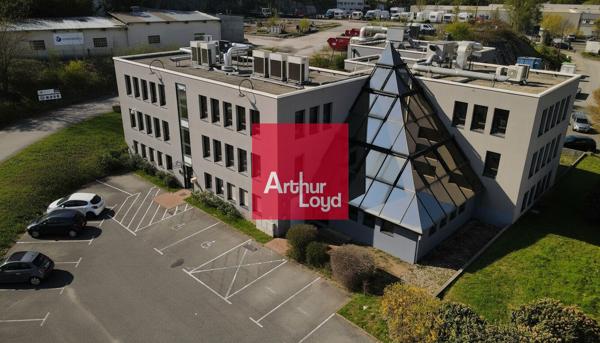 Bureaux à louer à Sassenage dans immeuble rénové et espaces verts