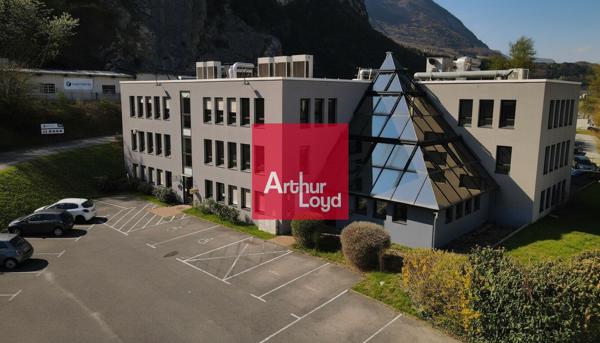 Bureaux à louer à Sassenage dans immeuble rénové et espaces verts