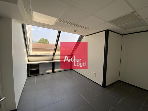 Bureaux à louer à Sassenage dans immeuble rénové et espaces verts