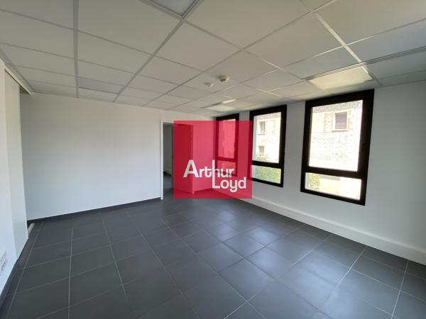 Bureaux à louer à Sassenage dans immeuble rénové et espaces verts