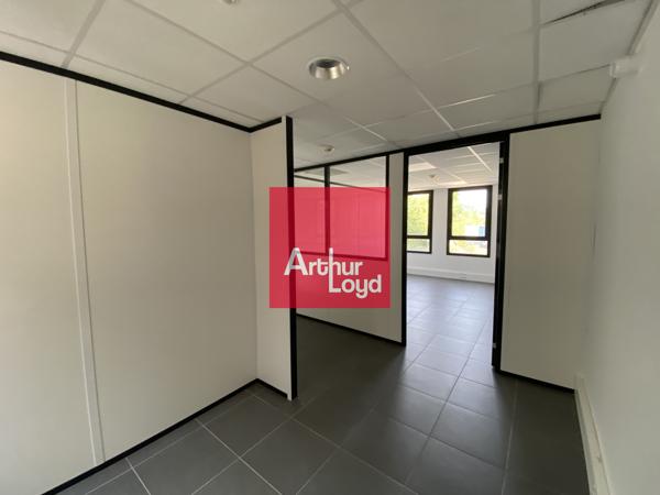 Bureaux à louer à Sassenage dans immeuble rénové et espaces verts