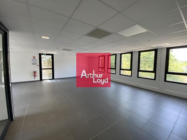 Bureaux à louer à Sassenage dans immeuble rénové et espaces verts