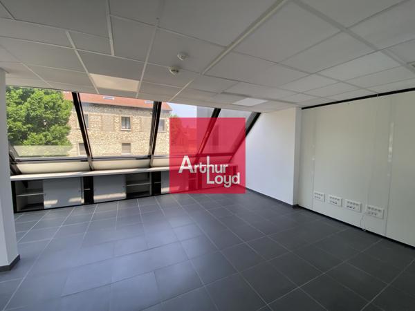 Bureaux à louer à Sassenage dans immeuble rénové et espaces verts