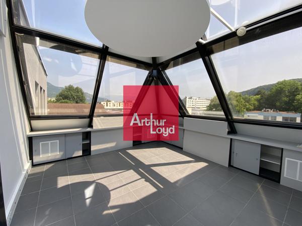 Bureaux à louer à Sassenage dans immeuble rénové et espaces verts