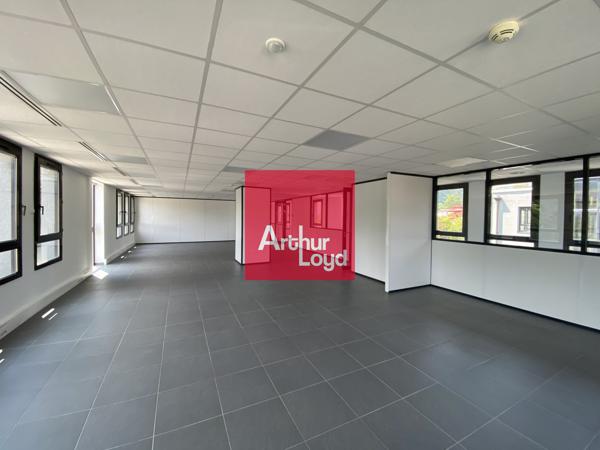 Bureaux à louer à Sassenage dans immeuble rénové et espaces verts