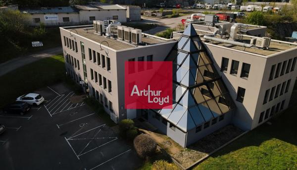 Bureaux à louer à Sassenage dans immeuble rénové et espaces verts