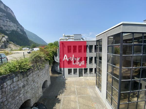 Bureaux à louer à Sassenage dans immeuble rénové et espaces verts