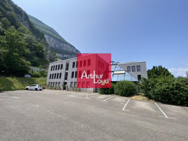 Bureaux à louer à Sassenage dans immeuble rénové et espaces verts