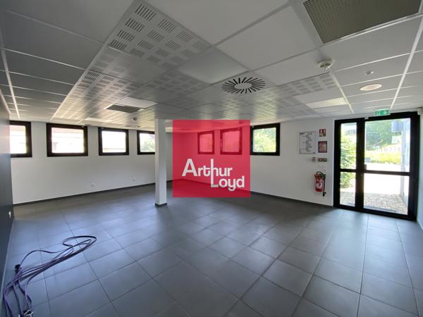 Bureaux à louer à Sassenage dans immeuble rénové et espaces verts