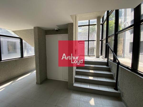 Bureaux à louer à Sassenage dans immeuble rénové et espaces verts