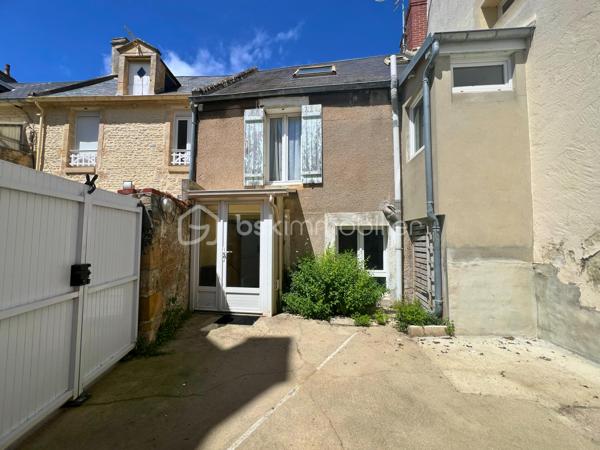 BSK CAEN Immobilier – David TALVAST vous propose cette charmante maison ancienne en pierre située en plein cœur de Courseulles-sur-Mer, à seulement 150 mètres de la plage et à quelques minutes à pied des commerces et du centre-ville.

Construite vers 1880, cette maison de caractère développe 64 m² habitables (72 m² utiles) répartis sur trois niveaux. Elle séduira les amateurs d'authenticité grâce à ses murs en pierre, ses volumes atypiques et son potentiel de rénovation. Cette maison saine offre un fort potentiel de valorisation après travaux de rafraîchissement et d'amélioration. Son emplacement exceptionnel à quelques pas de la plage, des commerces, en fait une opportunité rare sur le marché de Courseulles-sur-Mer.

Idéal pour une résidence secondaire en bord de mer, un premier achat ou un investissement locatif saisonnier dans l'une des stations balnéaires les plus recherchées de la Côte de Nacre.

À l'extérieur, vous profiterez d'un patio privatif, un véritable espace de détente en centre-ville. 
Le rez-de-chaussée accueille un séjour bénéficiant d'un poêle à granulés récent installé en 2020, créant une atmosphère chaleureuse et conviviale. Chaque étage possède sa salle d'eau avec ses toilettes. Les trois chambres sont répartis sur les deux étages.

Caractéristiques :

RDC
•	Séjour de 29 m² avec murs en pierre apparente et cuisine ouverte

Étage 1
•	2 Chambres.
•	Une salle d'eau avec douche et WC.

Étage 2
•	1 Chambre.
•	Une salle d'eau avec WC.

Les prestations :
•	Huisseries PVC double vitrage
•	Poêle à granulés et chauffage électrique complémentaire
•	Tableau électrique conforme
•	Tout-à-l'égout

Terrain : 25 m² de patio privatif.

Une visite permettra d'apprécier pleinement le charme authentique de cette maison et les possibilités qu'elle offre.
Vous êtes intéressé ? Contactez-moi directement pour ce bien coup de cœur : 07 81 76 32 28 ou dtalvast@bskimmobilier.com