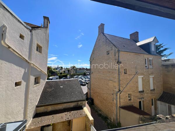 BSK CAEN Immobilier – David TALVAST vous propose cette charmante maison ancienne en pierre située en plein cœur de Courseulles-sur-Mer, à seulement 150 mètres de la plage et à quelques minutes à pied des commerces et du centre-ville.

Construite vers 1880, cette maison de caractère développe 64 m² habitables (72 m² utiles) répartis sur trois niveaux. Elle séduira les amateurs d'authenticité grâce à ses murs en pierre, ses volumes atypiques et son potentiel de rénovation. Cette maison saine offre un fort potentiel de valorisation après travaux de rafraîchissement et d'amélioration. Son emplacement exceptionnel à quelques pas de la plage, des commerces, en fait une opportunité rare sur le marché de Courseulles-sur-Mer.

Idéal pour une résidence secondaire en bord de mer, un premier achat ou un investissement locatif saisonnier dans l'une des stations balnéaires les plus recherchées de la Côte de Nacre.

À l'extérieur, vous profiterez d'un patio privatif, un véritable espace de détente en centre-ville. 
Le rez-de-chaussée accueille un séjour bénéficiant d'un poêle à granulés récent installé en 2020, créant une atmosphère chaleureuse et conviviale. Chaque étage possède sa salle d'eau avec ses toilettes. Les trois chambres sont répartis sur les deux étages.

Caractéristiques :

RDC
•	Séjour de 29 m² avec murs en pierre apparente et cuisine ouverte

Étage 1
•	2 Chambres.
•	Une salle d'eau avec douche et WC.

Étage 2
•	1 Chambre.
•	Une salle d'eau avec WC.

Les prestations :
•	Huisseries PVC double vitrage
•	Poêle à granulés et chauffage électrique complémentaire
•	Tableau électrique conforme
•	Tout-à-l'égout

Terrain : 25 m² de patio privatif.

Une visite permettra d'apprécier pleinement le charme authentique de cette maison et les possibilités qu'elle offre.
Vous êtes intéressé ? Contactez-moi directement pour ce bien coup de cœur : 07 81 76 32 28 ou dtalvast@bskimmobilier.com