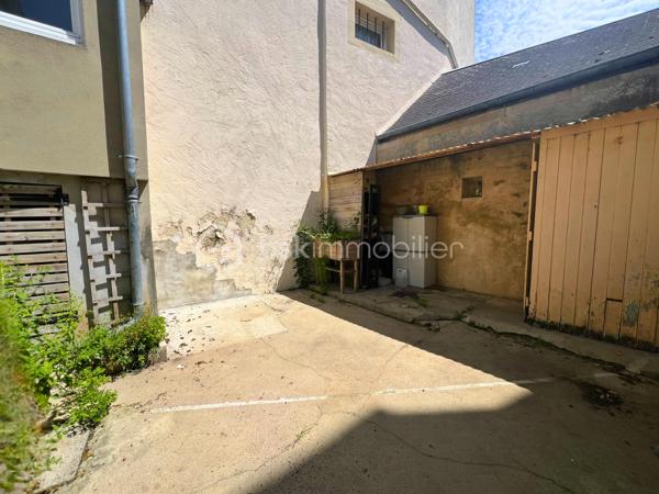 BSK CAEN Immobilier – David TALVAST vous propose cette charmante maison ancienne en pierre située en plein cœur de Courseulles-sur-Mer, à seulement 150 mètres de la plage et à quelques minutes à pied des commerces et du centre-ville.

Construite vers 1880, cette maison de caractère développe 64 m² habitables (72 m² utiles) répartis sur trois niveaux. Elle séduira les amateurs d'authenticité grâce à ses murs en pierre, ses volumes atypiques et son potentiel de rénovation. Cette maison saine offre un fort potentiel de valorisation après travaux de rafraîchissement et d'amélioration. Son emplacement exceptionnel à quelques pas de la plage, des commerces, en fait une opportunité rare sur le marché de Courseulles-sur-Mer.

Idéal pour une résidence secondaire en bord de mer, un premier achat ou un investissement locatif saisonnier dans l'une des stations balnéaires les plus recherchées de la Côte de Nacre.

À l'extérieur, vous profiterez d'un patio privatif, un véritable espace de détente en centre-ville. 
Le rez-de-chaussée accueille un séjour bénéficiant d'un poêle à granulés récent installé en 2020, créant une atmosphère chaleureuse et conviviale. Chaque étage possède sa salle d'eau avec ses toilettes. Les trois chambres sont répartis sur les deux étages.

Caractéristiques :

RDC
•	Séjour de 29 m² avec murs en pierre apparente et cuisine ouverte

Étage 1
•	2 Chambres.
•	Une salle d'eau avec douche et WC.

Étage 2
•	1 Chambre.
•	Une salle d'eau avec WC.

Les prestations :
•	Huisseries PVC double vitrage
•	Poêle à granulés et chauffage électrique complémentaire
•	Tableau électrique conforme
•	Tout-à-l'égout

Terrain : 25 m² de patio privatif.

Une visite permettra d'apprécier pleinement le charme authentique de cette maison et les possibilités qu'elle offre.
Vous êtes intéressé ? Contactez-moi directement pour ce bien coup de cœur : 07 81 76 32 28 ou dtalvast@bskimmobilier.com