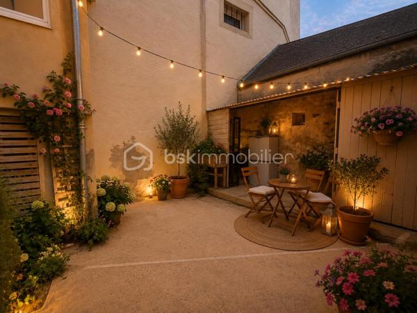BSK CAEN Immobilier – David TALVAST vous propose cette charmante maison ancienne en pierre située en plein cœur de Courseulles-sur-Mer, à seulement 150 mètres de la plage et à quelques minutes à pied des commerces et du centre-ville.

Construite vers 1880, cette maison de caractère développe 64 m² habitables (72 m² utiles) répartis sur trois niveaux. Elle séduira les amateurs d'authenticité grâce à ses murs en pierre, ses volumes atypiques et son potentiel de rénovation. Cette maison saine offre un fort potentiel de valorisation après travaux de rafraîchissement et d'amélioration. Son emplacement exceptionnel à quelques pas de la plage, des commerces, en fait une opportunité rare sur le marché de Courseulles-sur-Mer.

Idéal pour une résidence secondaire en bord de mer, un premier achat ou un investissement locatif saisonnier dans l'une des stations balnéaires les plus recherchées de la Côte de Nacre.

À l'extérieur, vous profiterez d'un patio privatif, un véritable espace de détente en centre-ville. 
Le rez-de-chaussée accueille un séjour bénéficiant d'un poêle à granulés récent installé en 2020, créant une atmosphère chaleureuse et conviviale. Chaque étage possède sa salle d'eau avec ses toilettes. Les trois chambres sont répartis sur les deux étages.

Caractéristiques :

RDC
•	Séjour de 29 m² avec murs en pierre apparente et cuisine ouverte

Étage 1
•	2 Chambres.
•	Une salle d'eau et WC.

Étage 2
•	1 Chambre.
•	Une salle d'eau avec une douche et un WC.

Les prestations :
•	Huisseries PVC double vitrage
•	Poêle à granulés et chauffage électrique complémentaire
•	Tableau électrique conforme
•	Tout-à-l'égout

Terrain : 25 m² de patio privatif.

Une visite permettra d'apprécier pleinement le charme authentique de cette maison et les possibilités qu'elle offre.
Vous êtes intéressé ? Contactez-moi directement pour ce bien coup de cœur : 07 81 76 32 28 ou dtalvast@bskimmobilier.com