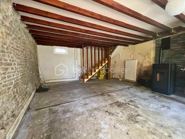 BSK CAEN Immobilier – David TALVAST vous propose cette charmante maison ancienne en pierre située en plein cœur de Courseulles-sur-Mer, à seulement 150 mètres de la plage et à quelques minutes à pied des commerces et du centre-ville.

Construite vers 1880, cette maison de caractère développe 64 m² habitables (72 m² utiles) répartis sur trois niveaux. Elle séduira les amateurs d'authenticité grâce à ses murs en pierre, ses volumes atypiques et son potentiel de rénovation. Cette maison saine offre un fort potentiel de valorisation après travaux de rafraîchissement et d'amélioration. Son emplacement exceptionnel à quelques pas de la plage, des commerces, en fait une opportunité rare sur le marché de Courseulles-sur-Mer.

Idéal pour une résidence secondaire en bord de mer, un premier achat ou un investissement locatif saisonnier dans l'une des stations balnéaires les plus recherchées de la Côte de Nacre.

À l'extérieur, vous profiterez d'un patio privatif, un véritable espace de détente en centre-ville. 
Le rez-de-chaussée accueille un séjour bénéficiant d'un poêle à granulés récent installé en 2020, créant une atmosphère chaleureuse et conviviale. Chaque étage possède sa salle d'eau avec ses toilettes. Les trois chambres sont répartis sur les deux étages.

Caractéristiques :

RDC
•	Séjour de 29 m² avec murs en pierre apparente et cuisine ouverte

Étage 1
•	2 Chambres.
•	Une salle d'eau avec douche et WC.

Étage 2
•	1 Chambre.
•	Une salle d'eau avec WC.

Les prestations :
•	Huisseries PVC double vitrage
•	Poêle à granulés et chauffage électrique complémentaire
•	Tableau électrique conforme
•	Tout-à-l'égout

Terrain : 25 m² de patio privatif.

Une visite permettra d'apprécier pleinement le charme authentique de cette maison et les possibilités qu'elle offre.
Vous êtes intéressé ? Contactez-moi directement pour ce bien coup de cœur : 07 81 76 32 28 ou dtalvast@bskimmobilier.com