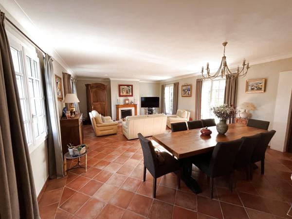 Aix-en-Provence (13100) A VENDRE – Superbe villa de 241 m² sur les hauteurs d’Aix-en-Provence