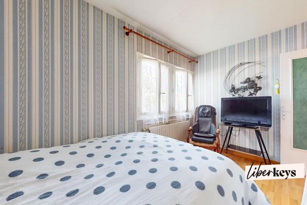 Plaisir – Maison familiale de plain-pied - 5 pièces - 120 m² au sol avec jardin et garage, proche gare