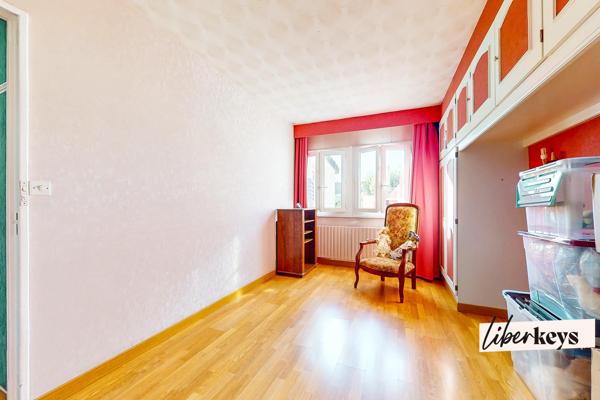 Plaisir – Maison familiale de plain-pied - 5 pièces - 120 m² au sol avec jardin et garage, proche gare