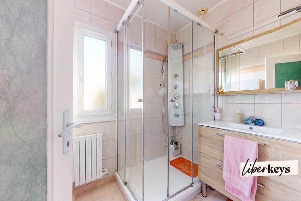 Plaisir – Maison familiale de plain-pied - 5 pièces - 120 m² au sol avec jardin et garage, proche gare