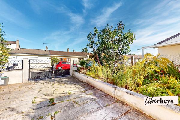 Plaisir – Maison familiale de plain-pied - 5 pièces - 120 m² au sol avec jardin et garage, proche gare