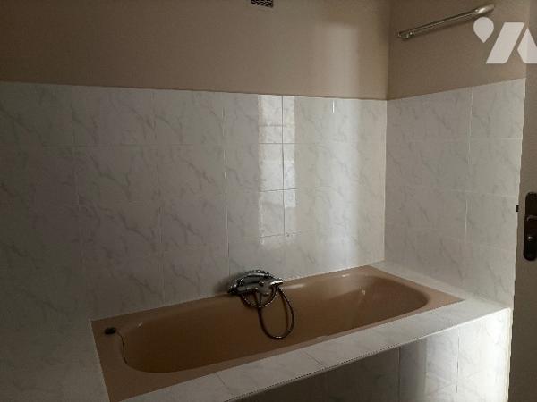 Maison de village de 140 m² , avec grande terrasse à l'abri des regards, garage, quatre chambres ...