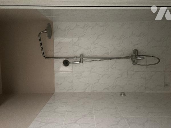 Maison de village de 140 m² , avec grande terrasse à l'abri des regards, garage, quatre chambres ...