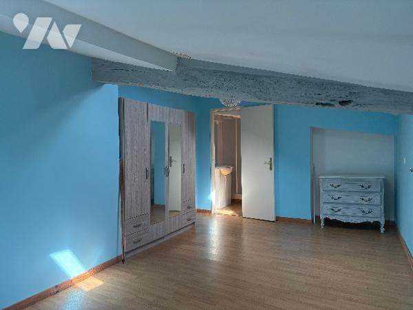 Maison de village de 140 m² , avec grande terrasse à l'abri des regards, garage, quatre chambres ...