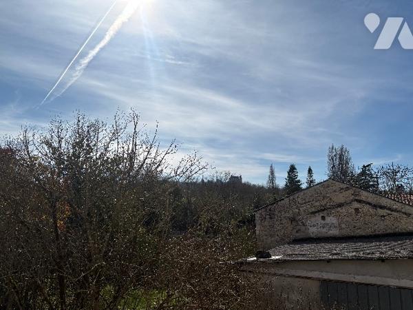 Maison de village de 140 m² , avec grande terrasse à l'abri des regards, garage, quatre chambres ...