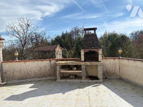Maison de village de 140 m² , avec grande terrasse à l'abri des regards, garage, quatre chambres ...
