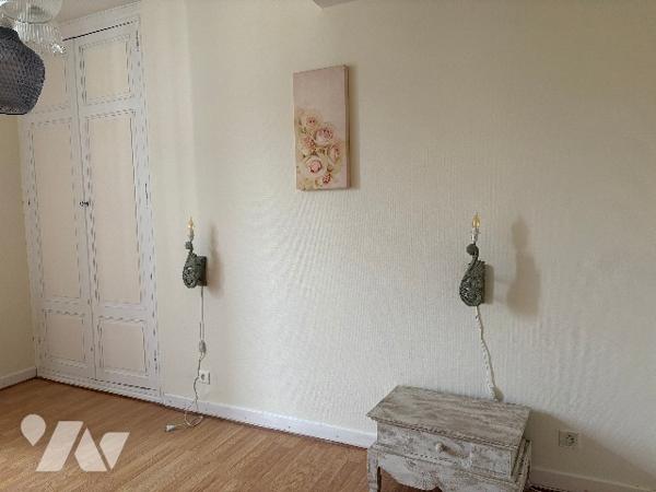 Maison de village de 140 m² , avec grande terrasse à l'abri des regards, garage, quatre chambres ...