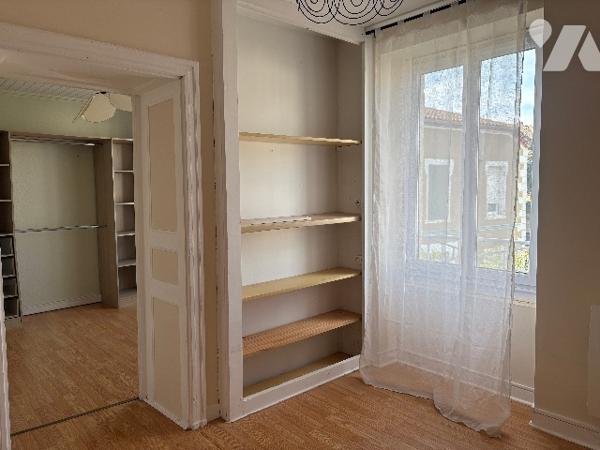 Maison de village de 140 m² , avec grande terrasse à l'abri des regards, garage, quatre chambres ...