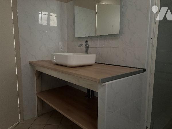 Maison de village de 140 m² , avec grande terrasse à l'abri des regards, garage, quatre chambres ...