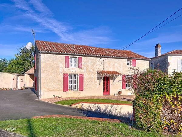 Maison en pierre rénovée à Fontenay-le-Comte - 5 pièces, 4 chambres, 160m² environ