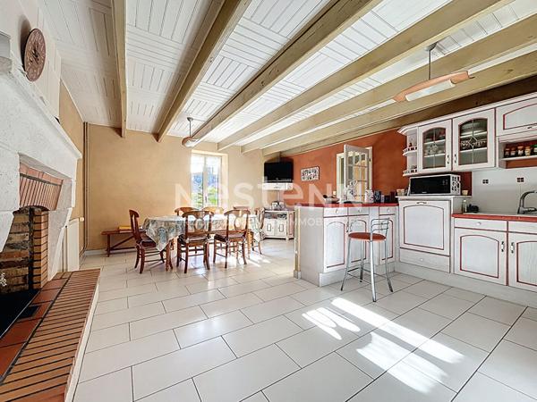 Maison en pierre rénovée à Fontenay-le-Comte - 5 pièces, 4 chambres, 160m² environ